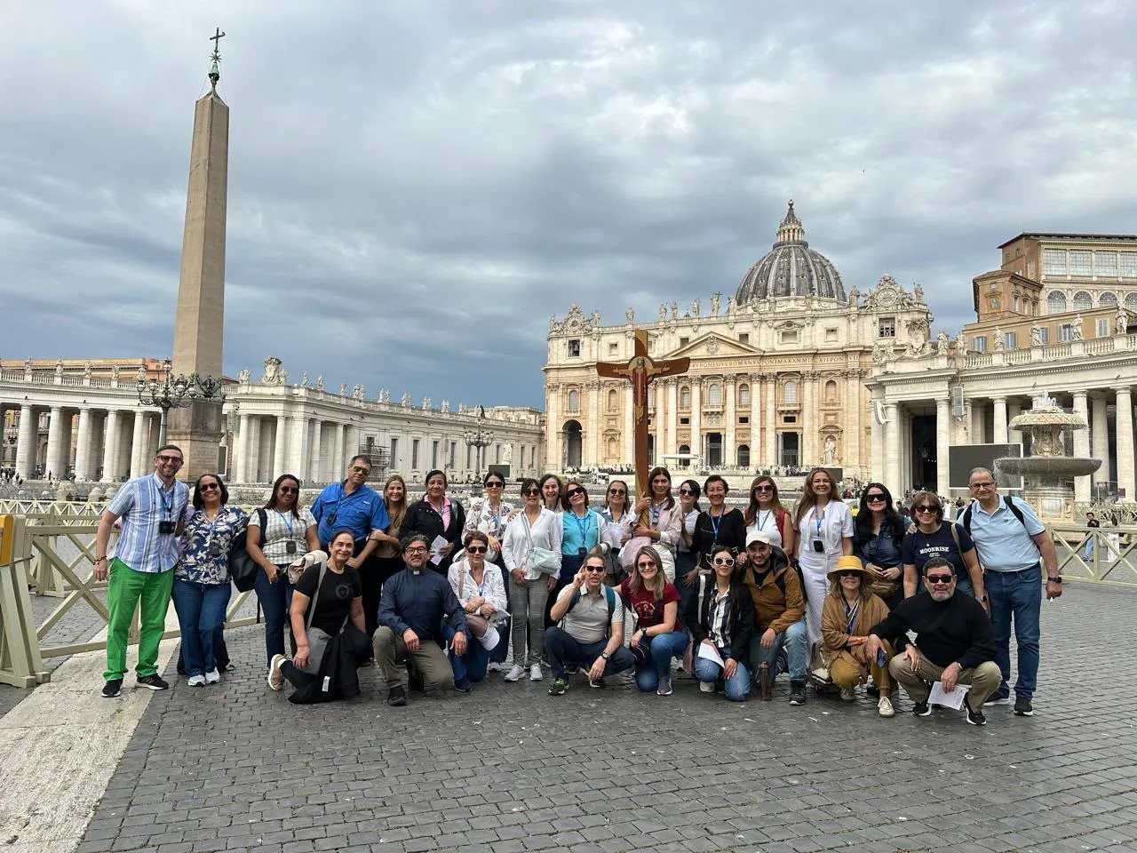 Grupo de peregrinos de Volando Alto reunidos en una iglesia